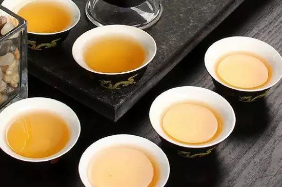 喝普洱茶的时间有讲究，一天当中喝普洱茶的最佳时间