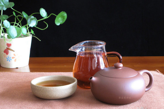 喝红茶有什么功效和作用，养胃护脾/提神醒脑等效用