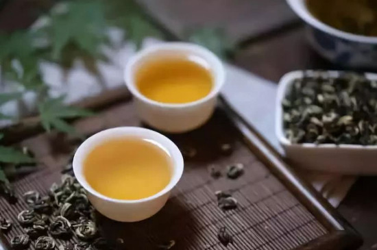 喝綠茶好還是喝普洱茶好，因人而異看個人喜好