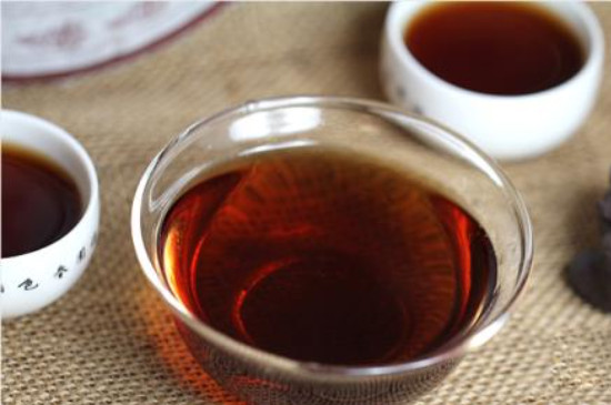 減肥喝烏龍茶還是普洱茶，喝普洱茶效果好些(可降血脂去油膩)