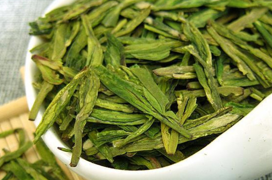 夏天喝红茶好还是绿茶好，绿茶好（具有清热降火的功效）