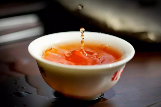 正確喝茶前洗茶的方法，浸潤洗茶刮沫洗茶